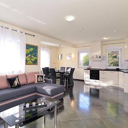 פאז'אנה Apartments Ariana 1989 מראה חיצוני תמונה
