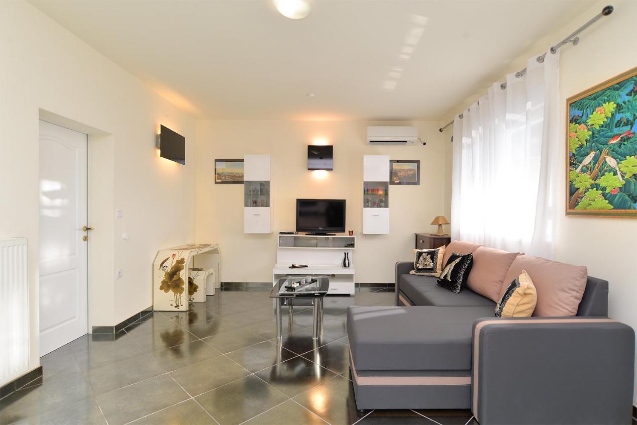 פאז'אנה Apartments Ariana 1989 מראה חיצוני תמונה