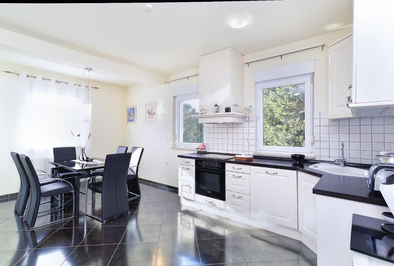 פאז'אנה Apartments Ariana 1989 מראה חיצוני תמונה